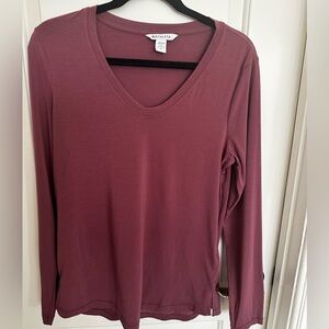 Women’s Athleta Essential long sleeve V-neck top size medium color mauve